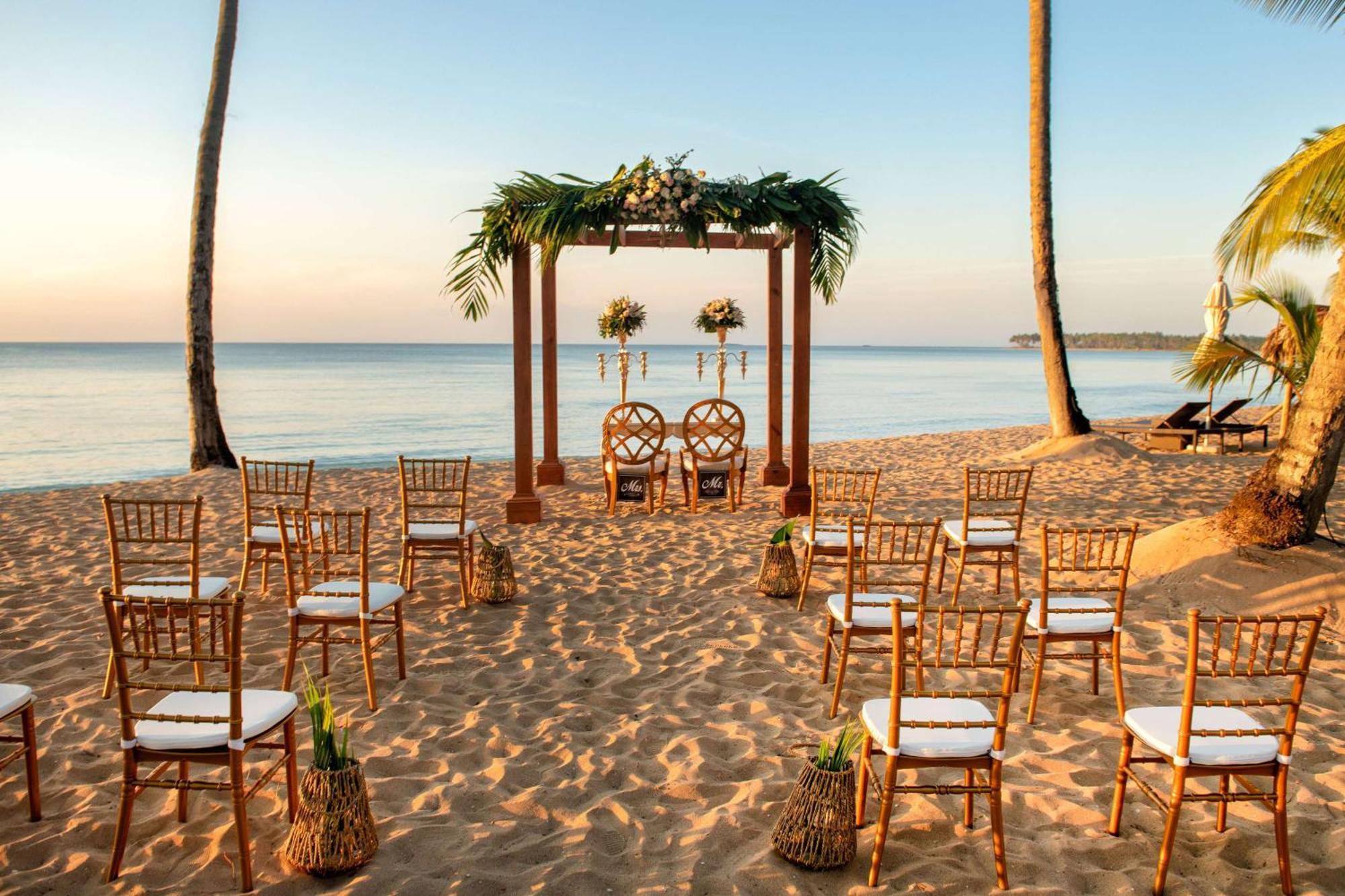 Viva V Samana By Wyndham, A Trademark Adults All Inclusive Лас-Терренас Екстер'єр фото A beach wedding