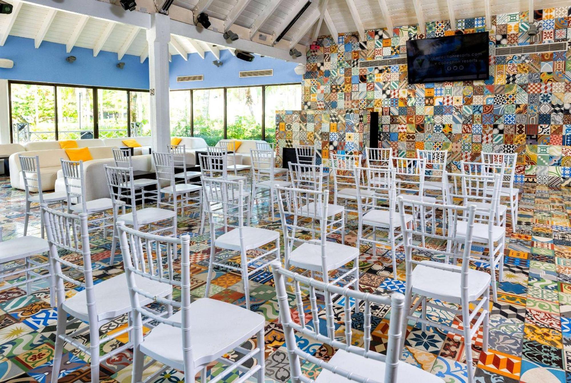 Viva V Samana By Wyndham, A Trademark Adults All Inclusive Лас-Терренас Екстер'єр фото The interior of the clubhouse